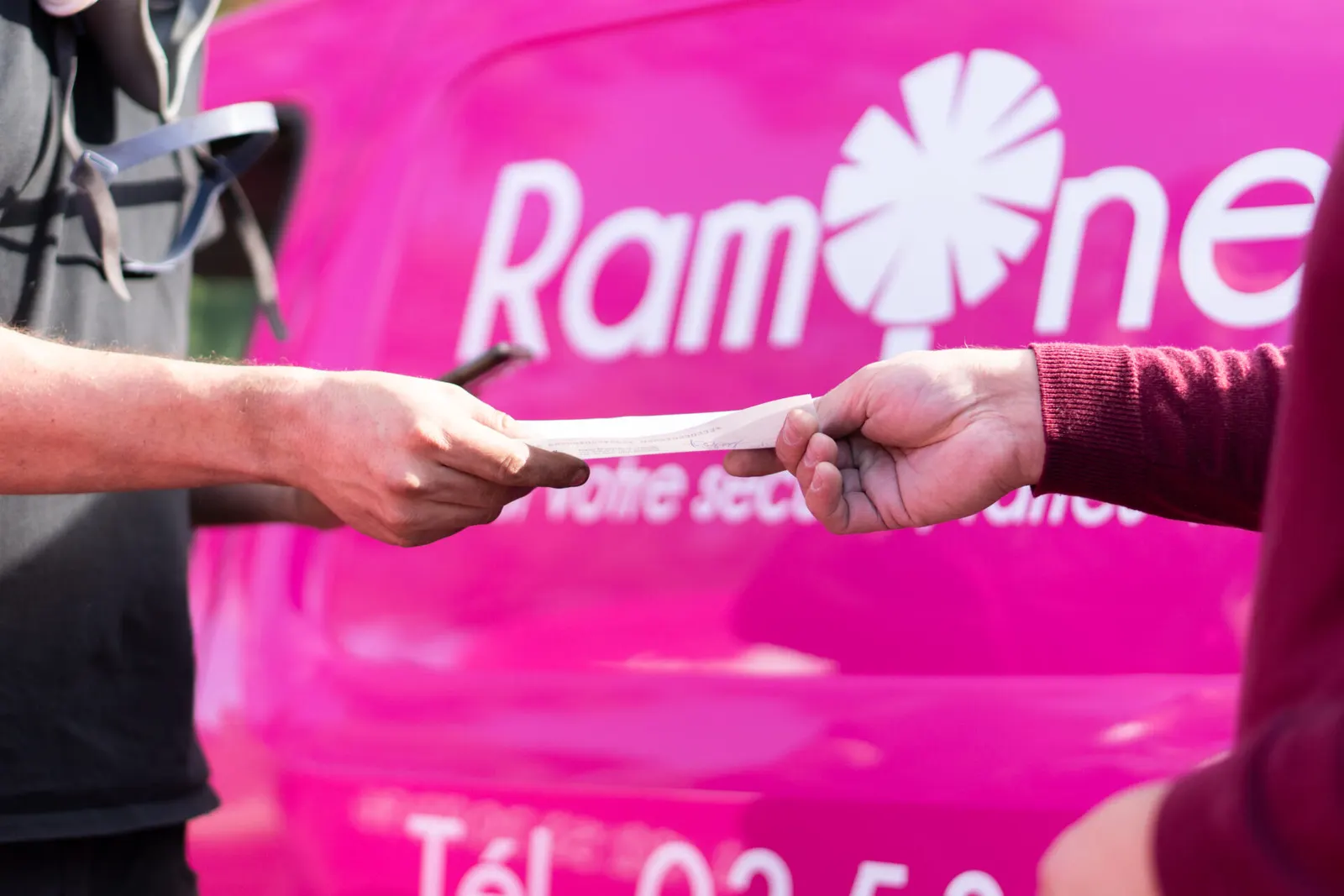 Ramoneur qui signe un papier