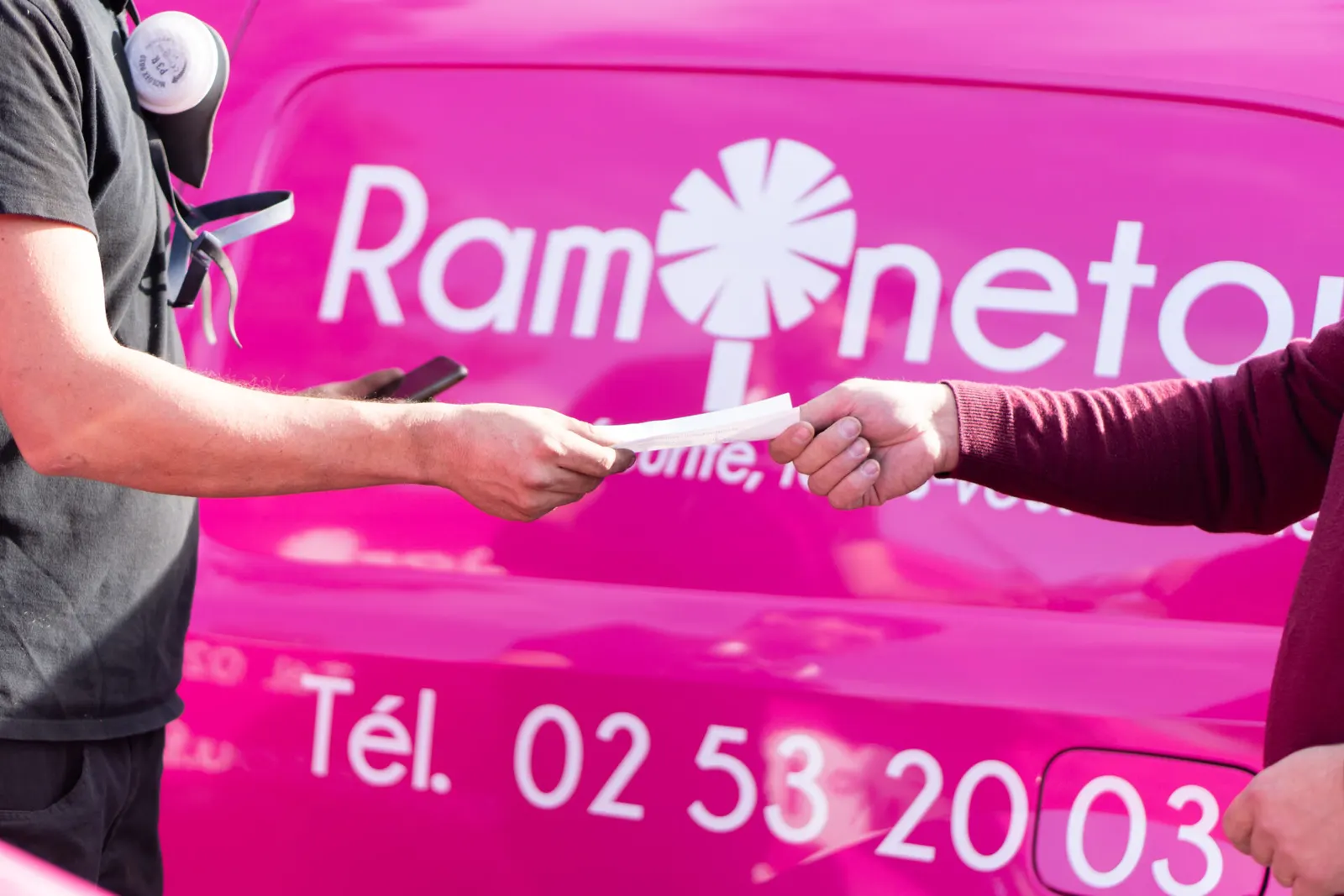 Ramoneur qui signe un papier